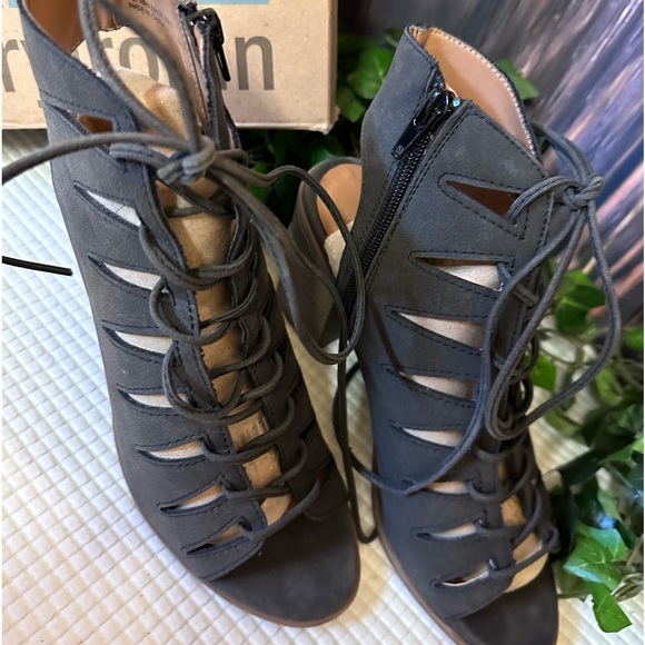 Faryl Laced up Heels with Zipper Size 7.5 Black - Picture 2 of 6